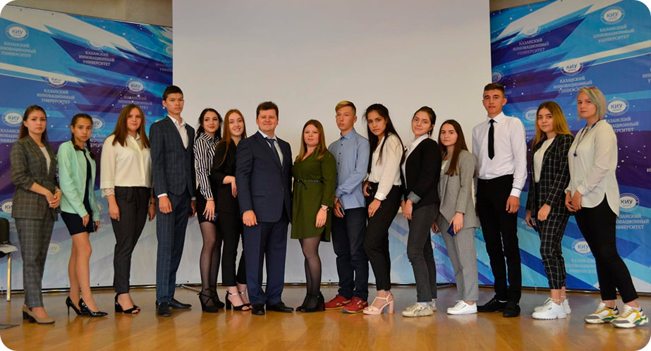 На фото: Вручение студенческих билетов студентам группы колледжа КИУ, в которой учился Данил Саитов (четвертый слева) (сентябрь, 2019 года) На фото: Вручение студенческих билетов студентам группы колледжа КИУ, в которой учился Данил Саитов (четвертый слева) (сентябрь, 2019 года)