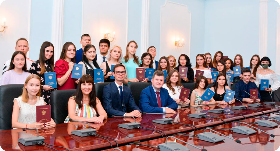 На фото: Вручение дипломов студентам колледжа КИУ (Данил Саитов – пятый слева) (июль, 2022 года) На фото: Вручение дипломов студентам колледжа КИУ (Данил Саитов – пятый слева) (июль, 2022 года)