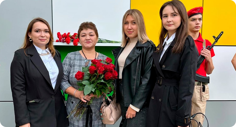 На фото: Мама Данила Саитова – Минсифа Ханафиевна на открытии мемориальной доски в Высокогорской СОШ № 2, посвященной Данилу Саитову (сентябрь, 2023 года) На фото: Мама Данила Саитова – Минсифа Ханафиевна на открытии мемориальной доски в Высокогорской СОШ № 2, посвященной Данилу Саитову (сентябрь, 2023 года)