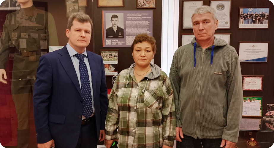 На фото: Родители Данила Саитова – Минсифа Ханафиевна и Рафис Галиарсланович и декан юридического факультета Андрей Геннадьевич Никитин в музее КИУ возле стенда, посвященного выпускнику Данилу Саитову (сентябрь, 2023 года) На фото: Родители Данила Саитова – Минсифа Ханафиевна и Рафис Галиарсланович и декан юридического факультета Андрей Геннадьевич Никитин в музее КИУ возле стенда, посвященного выпускнику Данилу Саитову (сентябрь, 2023 года)